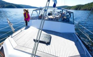 Family sailing in Desolation Sound, BC, Canada